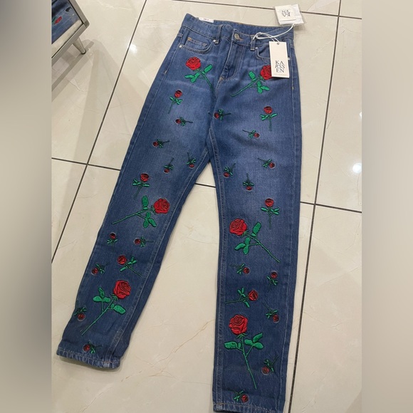 NWT Zoe Karseen rose embroidered straigh Jean - Picture 3 of 11